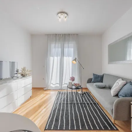 Golden Tulip Apartment *